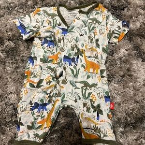 Magnetic Me shortie set wore one time 0/3 months